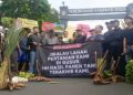 Merasa Diperlakukan tidak Manusiawi oleh PT Kahuripan Raya, Ratusan Petani Desa Iwul Ngadu ke Bupati