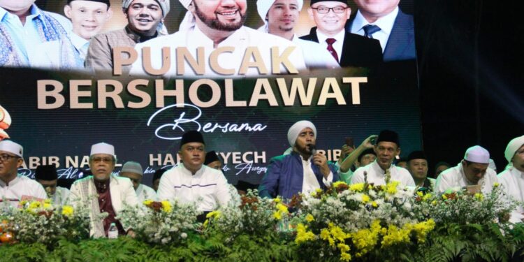 Paslon Rudy Susmanto-Jaro Ade Ikuti Puncak Bersholawat Bersama Habib Syech Bin Abdul Qodir Assegaf