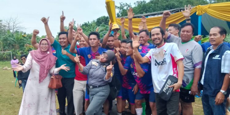 Pemdes Pasirangin Juarai Mini Soccer Piala Ade Jaro