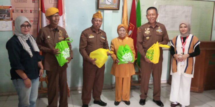Alfamart Berbagi Sembako untuk Legiun Veteran Indonesia di Bogor, Wujud Apresiasi bagi Pejuang Bangsa