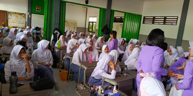 Hari Ke-3 Lita Faluvi Gelar Beauty Class di SMA PGRI 3 Kota Bogor