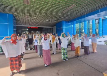 Keren..!!! Pemkab Bogor Pecahkan Rekor MURI Berpakaian Sarung Tenun