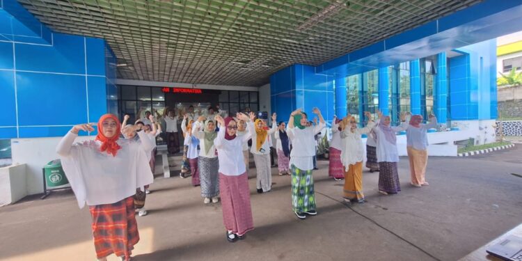 Keren..!!! Pemkab Bogor Pecahkan Rekor MURI Berpakaian Sarung Tenun