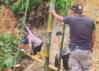 Akses Jalan Terputus, Muspika Sukajaya bersama Warga Bersihkan Tanah Longsor