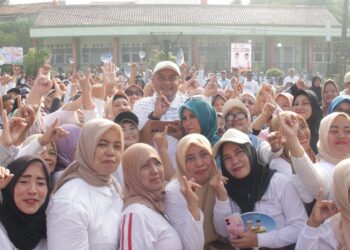 Senam Bareng Warga Pabuaran Mekar Cibinong, Cabup Bogor Rudy Susmanto Sumbang 1 Unit Ambulans