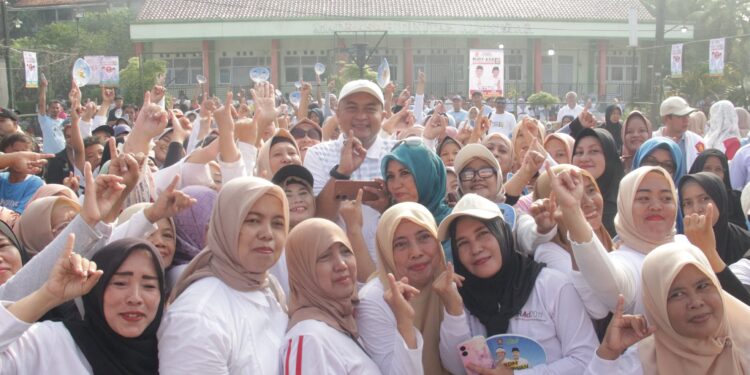 Senam Bareng Warga Pabuaran Mekar Cibinong, Cabup Bogor Rudy Susmanto Sumbang 1 Unit Ambulans