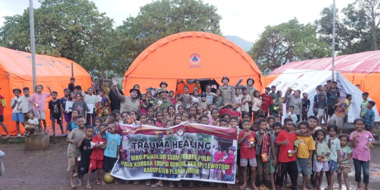 Pulihkan Trauma Korban Erupsi Gunung Lewotobi, Polri Terjunkan Psikolog