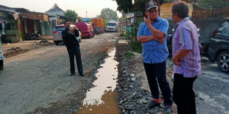Pekerjaan Rekontruksi Jalan Cileungsi – Cinyonsong Udik Minus 37 Persen, Dewan Achmad Fathoni minta Ka UPT Kejar Pemborong
