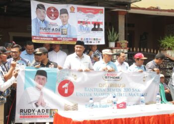 Cabup Bogor Rudy Susmanto Sumbang 400 Sak Semen dan 2 Truk Molen Beton untuk Warga di Pabuaran Cibinong