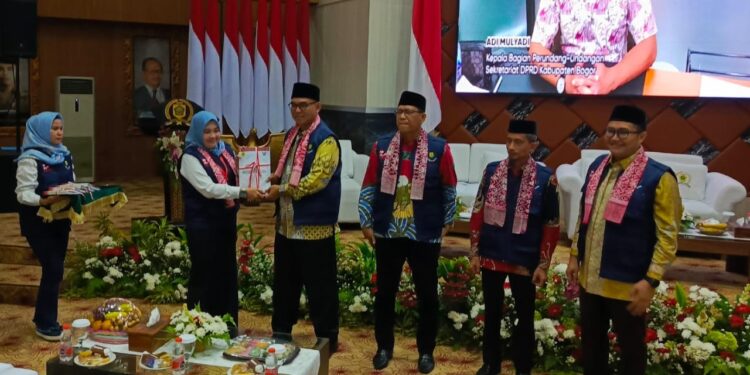 Beri Pemahaman Tupoksi DPRD, Yunita Mustika Putri Luncurkan Buku bertajuk “Emansipasi”