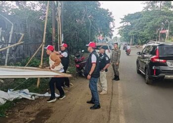 Masuki Masa Tenang, Pol PP Cileungsi Bersih-bersih Alat Peraga Kampanye