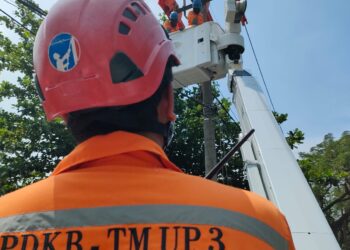Jaga Kehandalan Pasokan Listrik di Musim Penghujan, Tim PDKB-TM PLN Gunung Putri Lakukan Pemeliharaan Preventif