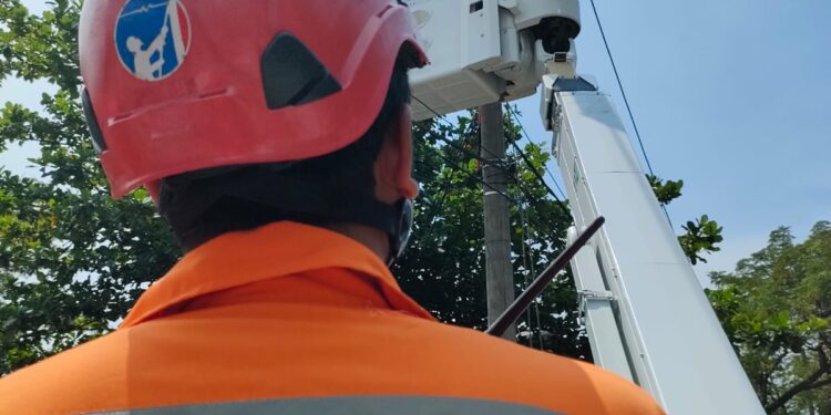Jaga Kehandalan Pasokan Listrik di Musim Penghujan, Tim PDKB-TM PLN Gunung Putri Lakukan Pemeliharaan Preventif