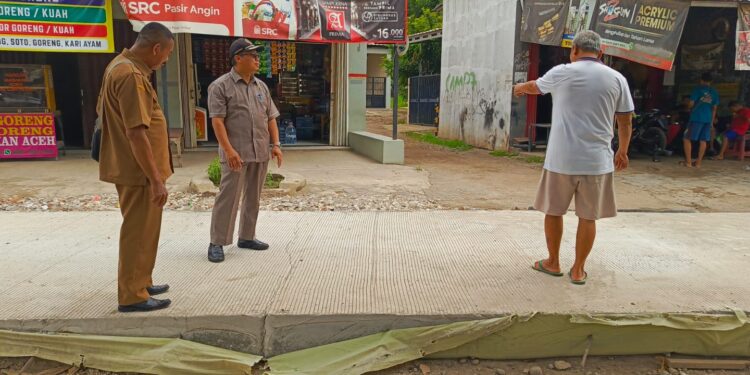 Tinjau Pekerjaan Betonisasi Jalan Cileungsi-Cinyongsong, Fathoni : Masih Minus