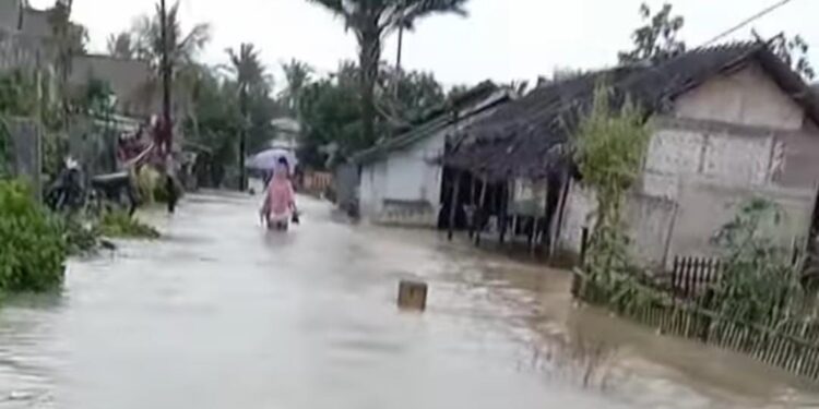 Sudah 3 Hari Banjir Masih Menggenangi Desa Cibungur