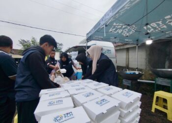 Food Truck PLN Hadir Ringankan Beban Pengungsi Desa Sukamaju