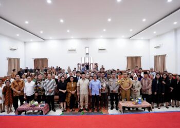 Jelang Perayaan Natal Menteri Nusron Serahkan Sertipikat untuk Gereja yang Berdiri sejak 1968