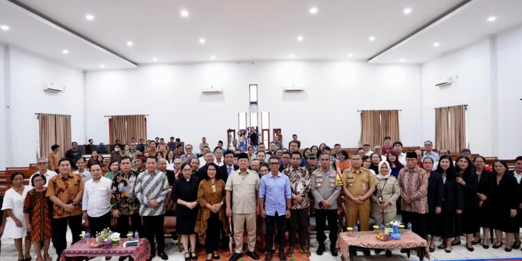 Jelang Perayaan Natal Menteri Nusron Serahkan Sertipikat untuk Gereja yang Berdiri sejak 1968