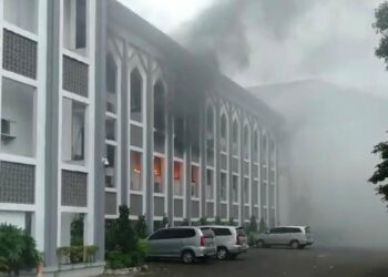 Gedung Rektorat UIN Syarif Hidayatullah Terbakar ????
