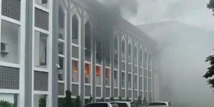 Gedung Rektorat UIN Syarif Hidayatullah Terbakar ????