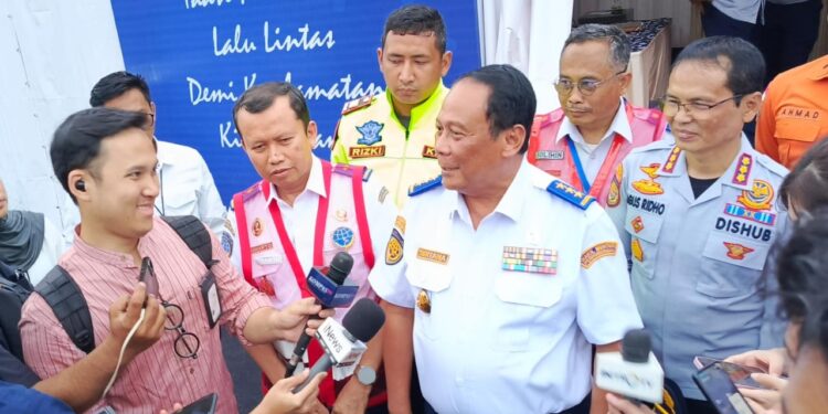 Wamen Perhubungan Naik Gunung Tinjau Langsung Jalur Puncak