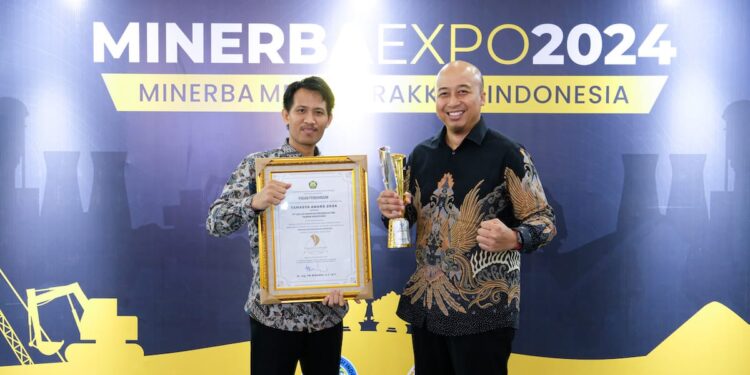 Solusi Bangun Indonesia Pabrik Narogong Raih Dua Penghargaan di Sektor Pengembangan Masyarakat