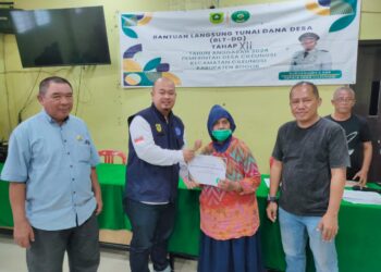 Jelang Akhir Tahun, 50 KPM Desa Cileungsi terima BLT DD