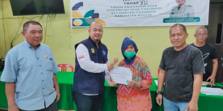 Jelang Akhir Tahun, 50 KPM Desa Cileungsi terima BLT DD