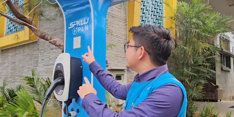 PLN UP3 Gunung Putri Siapkan SPKLU 24 Jam Selama Libur Tahun Baru 2025
