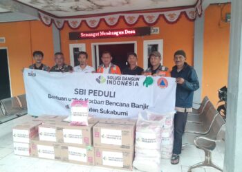 Solusi Bangun Indonesia Pabrik Narogong Salurkan Bantuan untuk Korban Banjir Bandang di Sukabumi