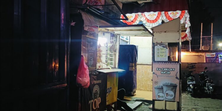 Ngeri, Depan Kantor Kelurahan Kebon Kelapa ada Penjual Obat Golongan G