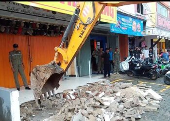 Cecep Imam Turun Gunung Bongkar Puluhan Bangunan Ruko Metland Transyogi