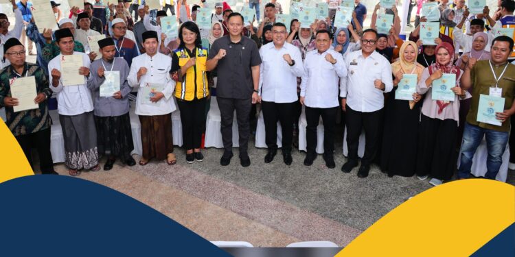 Menko AHY dan Wamen Ossy Serahkan Setipikat Tanah untuk Warga Lebak