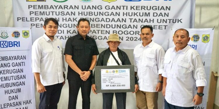 Kakan Bogor II Saksikan Langsung Pemberian Uang Ganti Rugi Bendungan Cibeet di Cariu