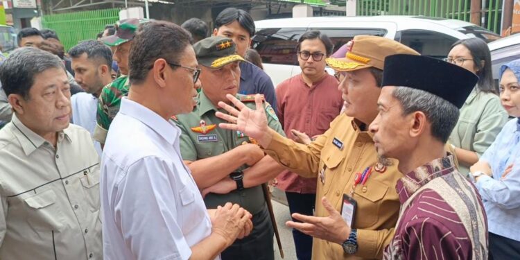 Wamen ESDM Yuliot Tanjung Tinjau Distribusi Gas Elpiji 3 Kg di Kediaman Presiden RI, Warga Keluhkan Antrean Panjang