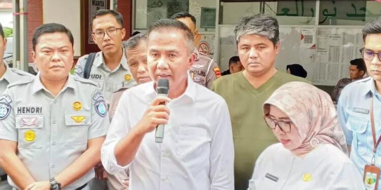 Pj Gubernur Jawa Barat Kunjungi Korban Kecelakaan di Gerbang Tol Ciawi 2