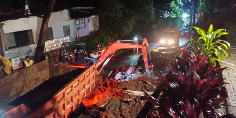 Jalur Utama Ciawi-Cianjur Ditutup Akibat Longsor di Beberapa Titik, Kemacetan Panjang Tak Terhindarkan