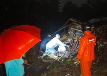 Banjir Terjang Jembatan Buntung, Puluhan Rumah di Lewinutug Terendam