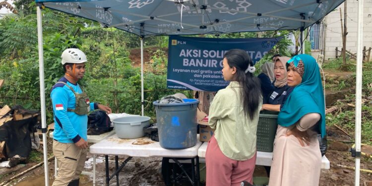 PLN Jawa Barat Salurkan Bantuan bagi Korban Banjir di Berbagai Wilayah