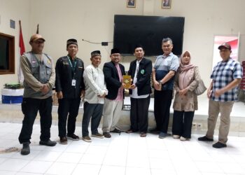 Pemdes Gunungputri Berikan 400 Mushaf Al-Qur’an ke Lokasi Bencana Banjir