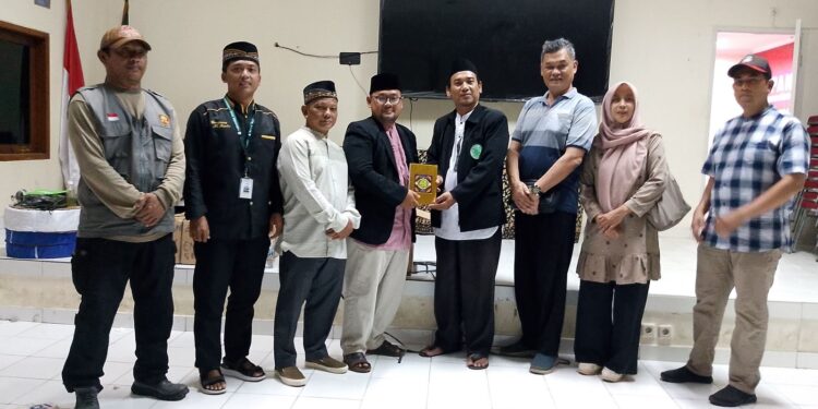 Pemdes Gunungputri Berikan 400 Mushaf Al-Qur’an ke Lokasi Bencana Banjir