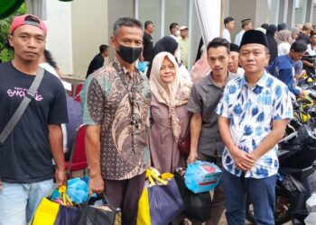 Rudi Sabana Bagikan Bingkisan dan Gelar Buka Bersama di Desa Gandoang