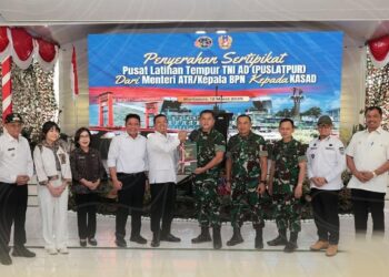 Komitmen Selesaikan Persoalan Aset TNI, Menteri Nusron Serahkan Sertipikat Tanah untuk Puslatpur TNI AD Terluas se-Asia