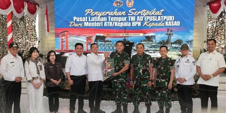 Komitmen Selesaikan Persoalan Aset TNI, Menteri Nusron Serahkan Sertipikat Tanah untuk Puslatpur TNI AD Terluas se-Asia