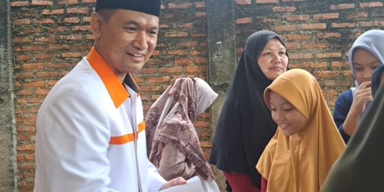 Berbagi Kebahagiaan dengan Masyarakat, H. Sulaeman Salurkan Paket Sembako dan Berbagi kepada Anak Yatim Piatu dan Dhuafa