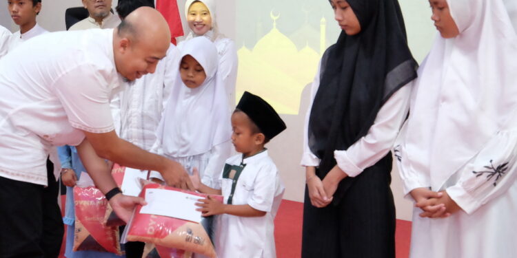 Berbagi Berkah di Bulan Suci Ramadan, Solusi Bangun Indonesia Pabrik Narogong Berikan Santunan dan Sembako Bagi Masyarakat