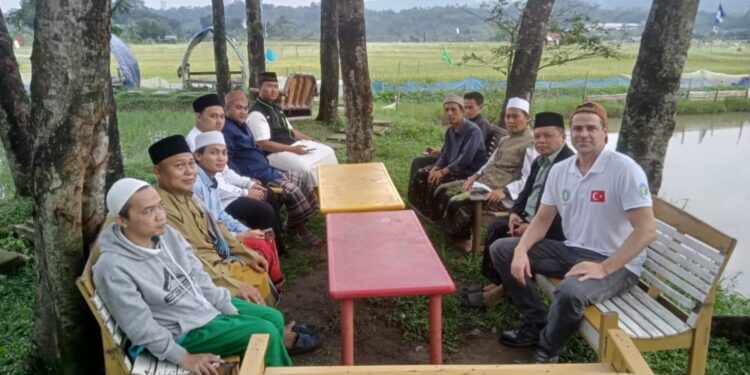 Melalui Buka Puasa Bersama Warga, Wujud dari Sikap Santri Saling Mengenal dengan Warga Lingkungan