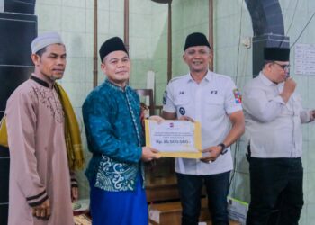 Jenal Mutaqin Serahkan Bantuan Pemkot ke Masjid Al-Anwar