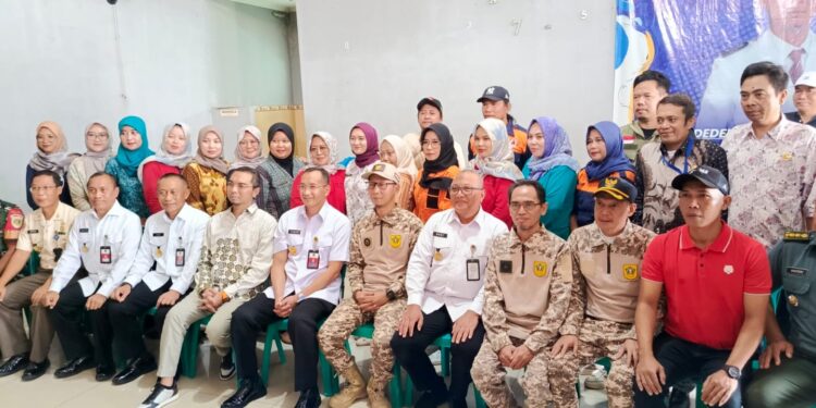 Kapuslola Kemhan Berikan Bantuan kepada Korban Banjir Bandang di Desa Leuwinutug