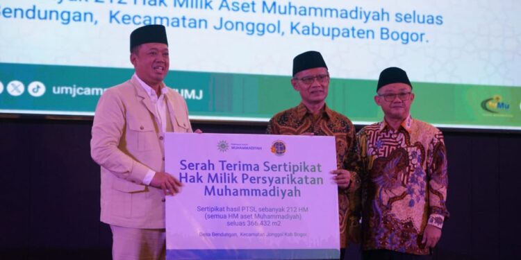 Ratusan Sertifikat Hak Milik Diserahkan Menteri ATR/BPN Kepada PP Muhammadiyah